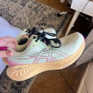 BARELY WORN ASICS GEL CUMULUS